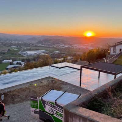 Installazione pergola bioclimatica su misura Qbox Easy con illuminazione
