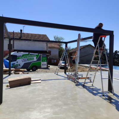 Installazione pergola bioclimatica su misura Qbox Easy con illuminazione