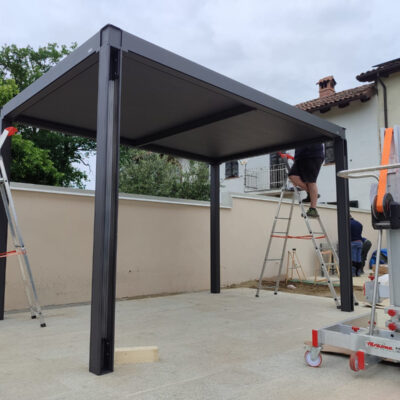Installazione pergola bioclimatica su misura Qbox Easy con tende oscuranti