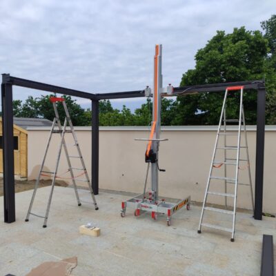 Installazione pergola bioclimatica su misura Qbox Easy con tende oscuranti
