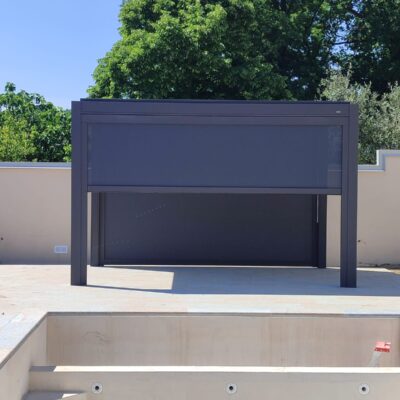 Installazione pergola bioclimatica su misura Qbox Easy con tende oscuranti