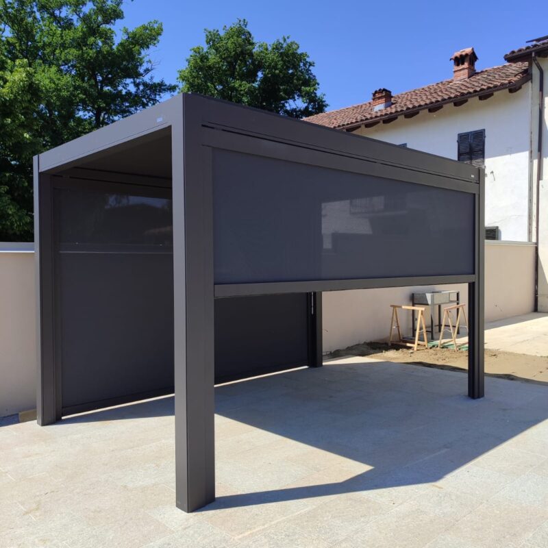 Installazione pergola bioclimatica su misura Qbox Easy con tende oscuranti