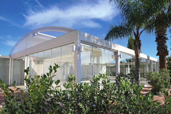 Pergola Sprech Mercurio con tetto scorrevole e chiusure perimetrali a vetrata