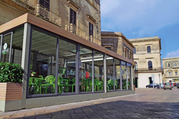 Pergola Sprech QBox Pergoplan con vetrate scorrevoli e finitura esterna in legno