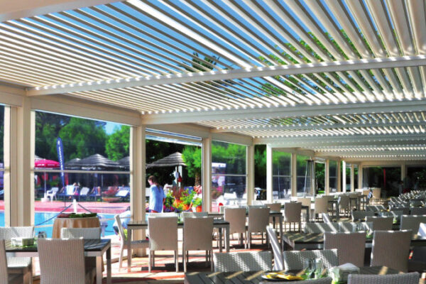 Pergola Sprech QBox Shade con lamelle orientabili e illuminazione integrata